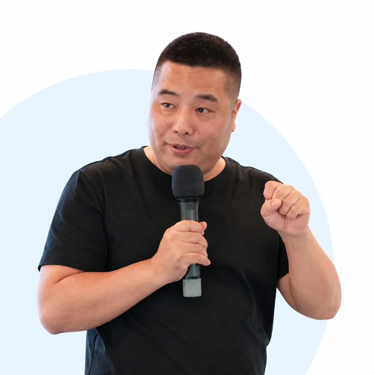 王通手持麦克风讲解商业IP方案